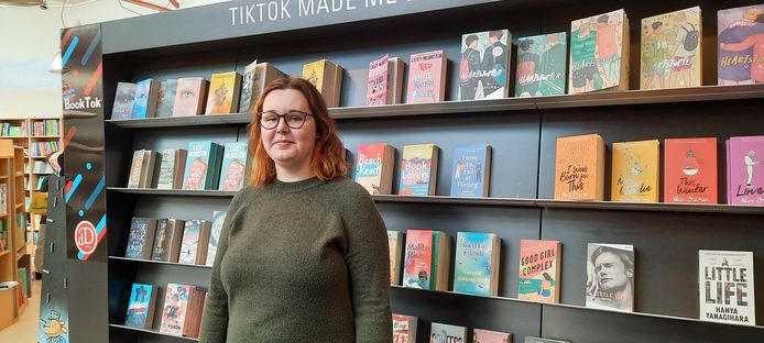 Anne Grims (25) uit Oost-Souburg sloeg aan het lezen nadat ze filmpjes van boektokkers zag op TikTok.