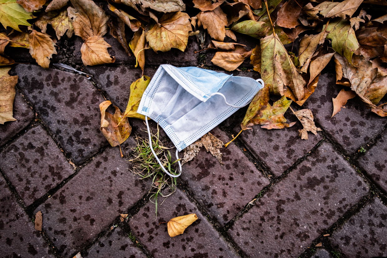 Steeds vaker gooien mensen hun gebruikte mondkapjes op straat.  Beeld Joris Van Gennip
