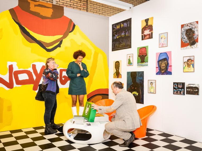 De opening van de zomereditie van Art Rotterdam in de Van Nelle Fabriek in Rotterdam. De stand van galerie Van Zijll Langhout, midden op de foto kunstenaar Iriée Zamblé Beeld Simon Lenskens