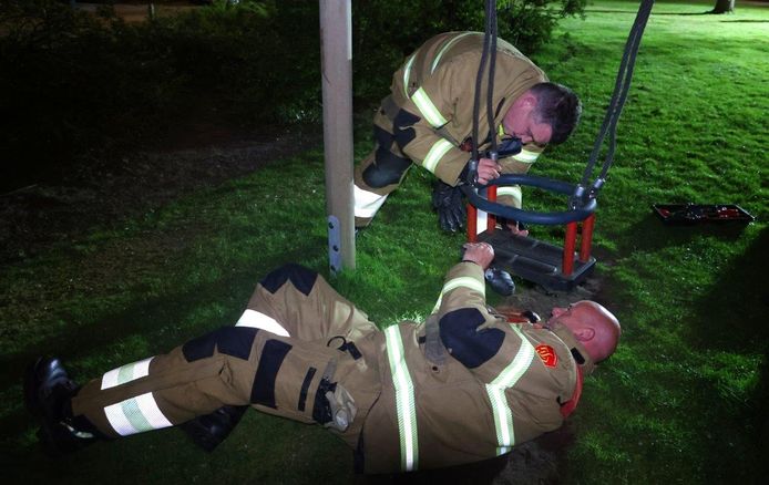 De brandweer ging zondagavond af op een melding van een vastzittend kind in een schommel aan de Lopeshoeve in Vught.
