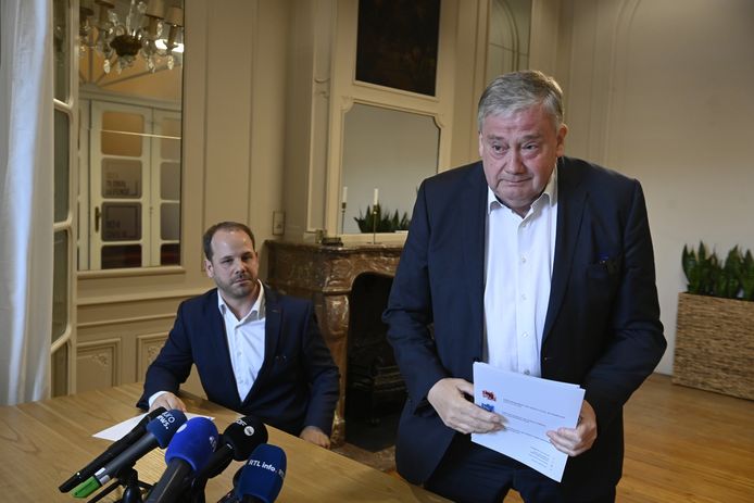 Advocaat Maxim Toller en Europees parlementslid Marc Tarabella tijdens een persconferentie over 'Qatargate' in de Belgische stad Luik in 2023.