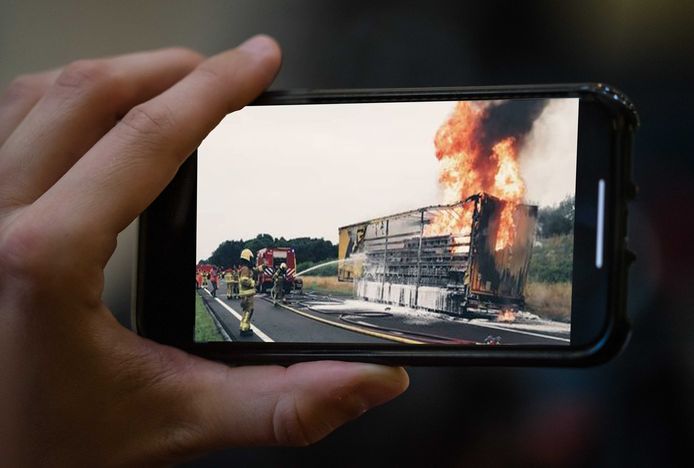 Passerende automobilisten filmden tijdens het rijden de brandende vrachtwagen op de A50 bij Apeldoorn.