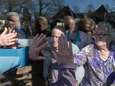 Gescheiden door glas tóch 60 jaar huwelijk vieren: ‘Mooi dat het nog kan op dit moment’