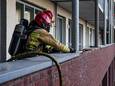 Een spouwmuur van een appartementencomplex aan de Mierloseweg in Helmond stond zondagavond in brand.