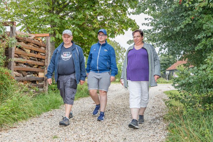 De 21-jarige Niels Harthoorn uit Ovezande heeft een bijzondere vorm van longkanker. Dagelijks maakt hij 10.000 stappen om geld in te zamelen voor onderzoek. Hier is hij met zijn ouders William en Annemieke op pad in de Zwaakse Weel.