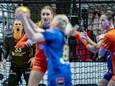 Tess Wester (l) houdt Oranje bij de les tegen Roemenie.