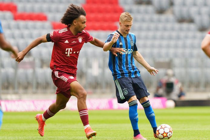 Joshua Zirkzee (l) in duel met Kenneth Taylor.