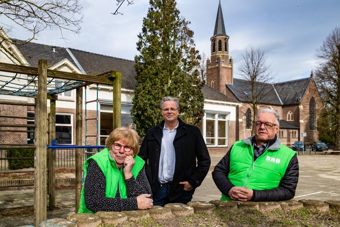 Wil van Wijk (links), Alex Sievers en Jan Willem Nienhuis voor de leegstaande St . Aloysiusschool in de Boskamp.