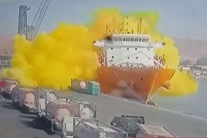 Wolk van geel gas na lek in opslagtank in haven in Jordanië.