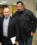 Poetin en Seagal bezochten samen een stadion in Moskou.