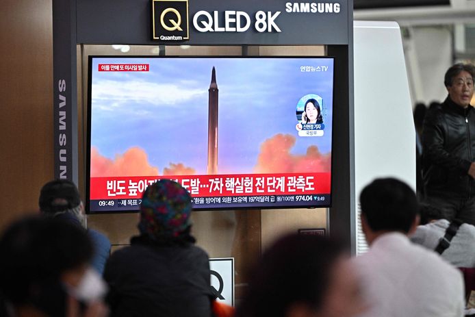 Passagiers op een treinstation in de Zuid-Koreaanse hoofdstad Seoel kijken naar een nieuwsuitzending op tv over een Noord-Koreaanse raketlancering eerder deze week.