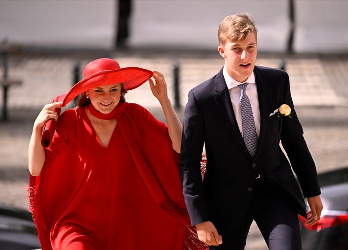 Kroonprinses Elisabeth en haar broer prins Emmanuel. De prinses moest haar hoed goed vasthouden, er stond een stevige wind.