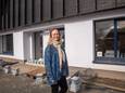 Caroline Van Roy aan het nieuwe uitvaartcentrum in Massemen.