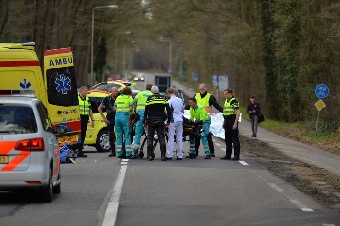 Hulpverleners bekommeren zich om de motorrijder uit Didam na het ongeval.