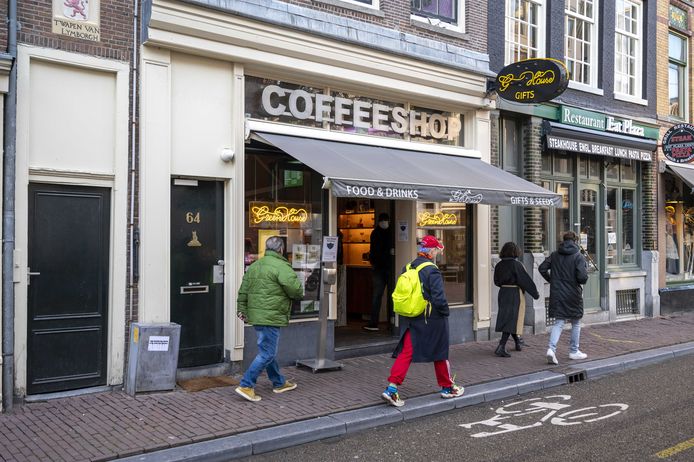 Een coffeeshop in Amsterdam, waar het gedoogbeleid de misdaadwereld geholpen zou hebben.