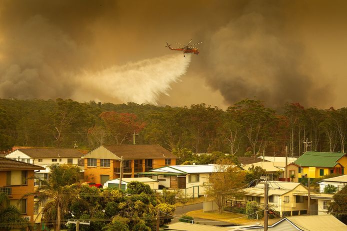 Er worden helikopters ingezet om de bosbranden te bestrijden.