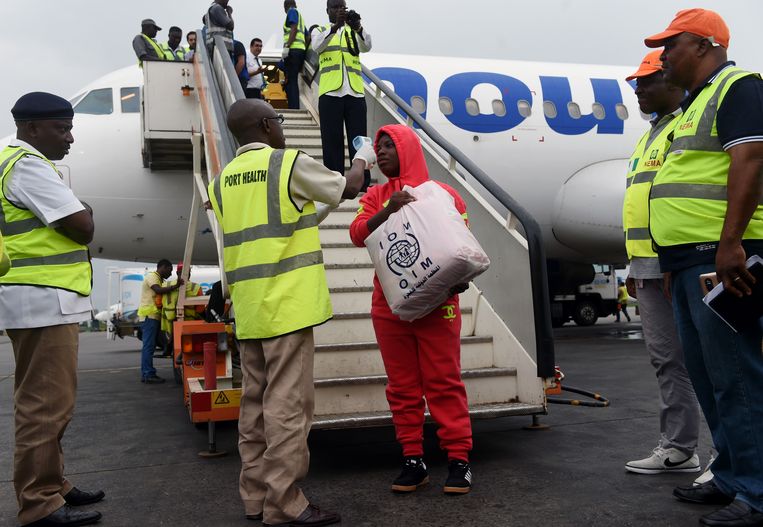 Bij aankomst in Nigeria krijgen ze de Nigeriaanse terugkeerders een korte medische check Beeld ANP