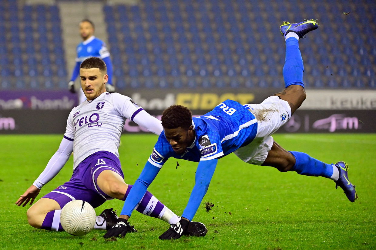 Genk-spits Ike Ugbo struikelt na een duel met Pierre Bourdin van Beerschot. De Limburgers stuurden tien besmette spelers naar de hartspecialist, Beerschot stuurde niemand. Beeld Photo News
