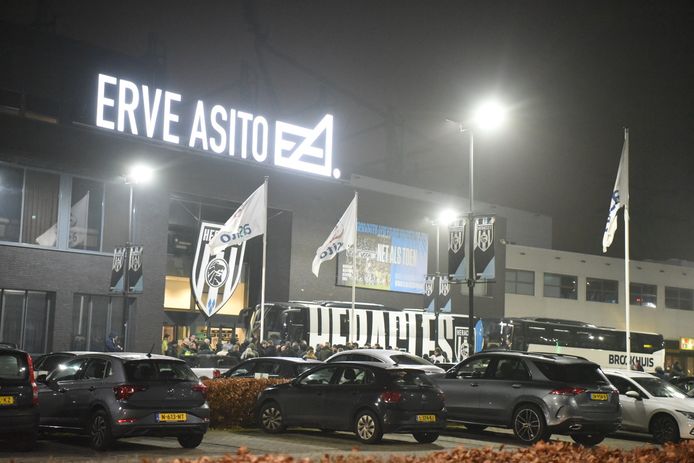 Heracles-fans wachtten zaterdag de spelersbus op bij het stadion in Almelo. Ze zijn zeer diep geraakt dat Rai Vloet is opgesteld en heeft gespeeld in de uitwedstrijd tegen NEC.