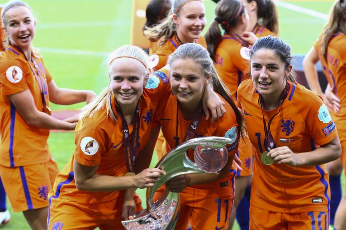 Jackie Groenen, Sisca Folkertsma, Lieke Martens en Danielle van de Donk tijdens de huldiging na het winnen van de finale tussen Nederland en Denemarken van het EK vrouwenvoetbal in 2017