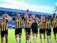 Een schaars moment van vreugde in de donkere tijden bij Vitesse. De spelersgroep viert in Heerenveen de zesde zege van het seizoen met het uitvak van 600 supporters.