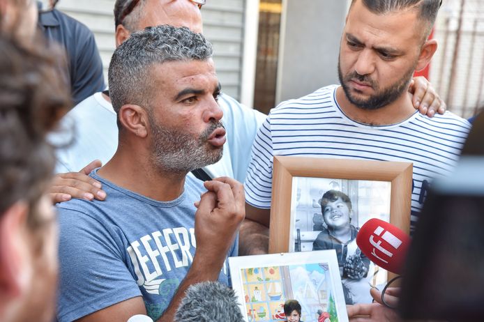 Tahar Mejri met foto’s van zijn zoon.