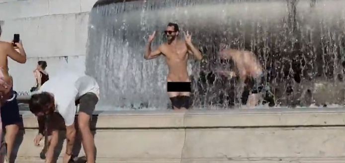 De twee Britse toeristen poseerden zo goied als naakt voor foto's.