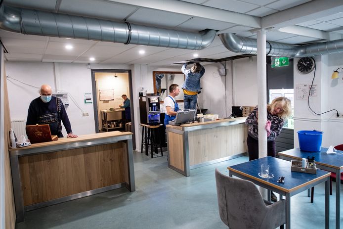 Vrijwilligers leggen de laatste hand aan het vernieuwde dorpshuis.