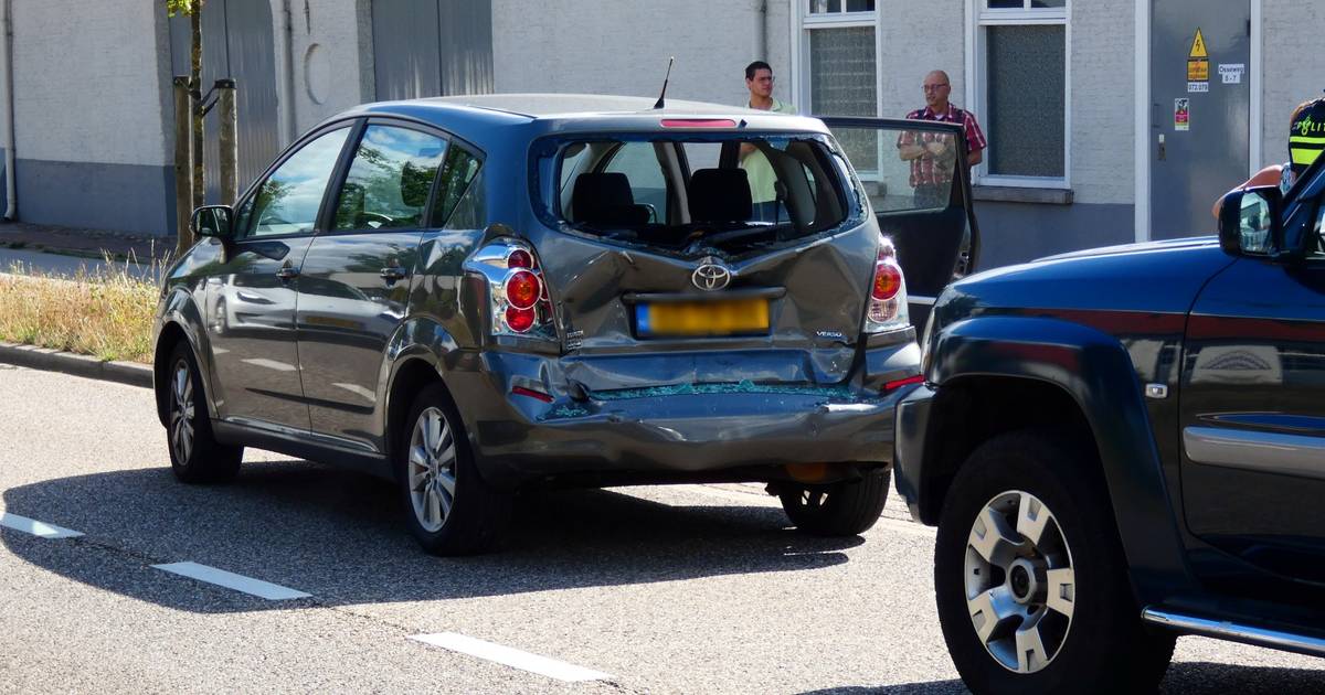 Oude vrouw gewond bij kop-staartbotsing in Heesch.