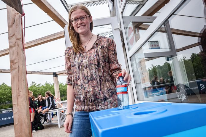 Vera van Rooij is horecamanager bij hockeyclub Etten-Leur, waar ze de lege flesjes voor het goede doel inzamelen.
