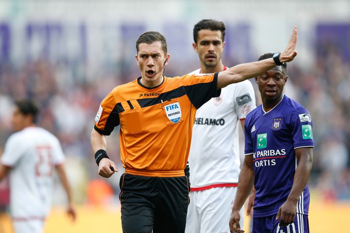 referee Jonathan Lardot pictured during a soccer match between RSC Anderlecht and Royal Antwerp FC, Sunday 07 April 2019 in Brussels, on day 3 (out of 10) of the Play-off 1 of the 'Jupiler Pro League' Belgian soccer championship. BELGA PHOTO BRUNO FAHY