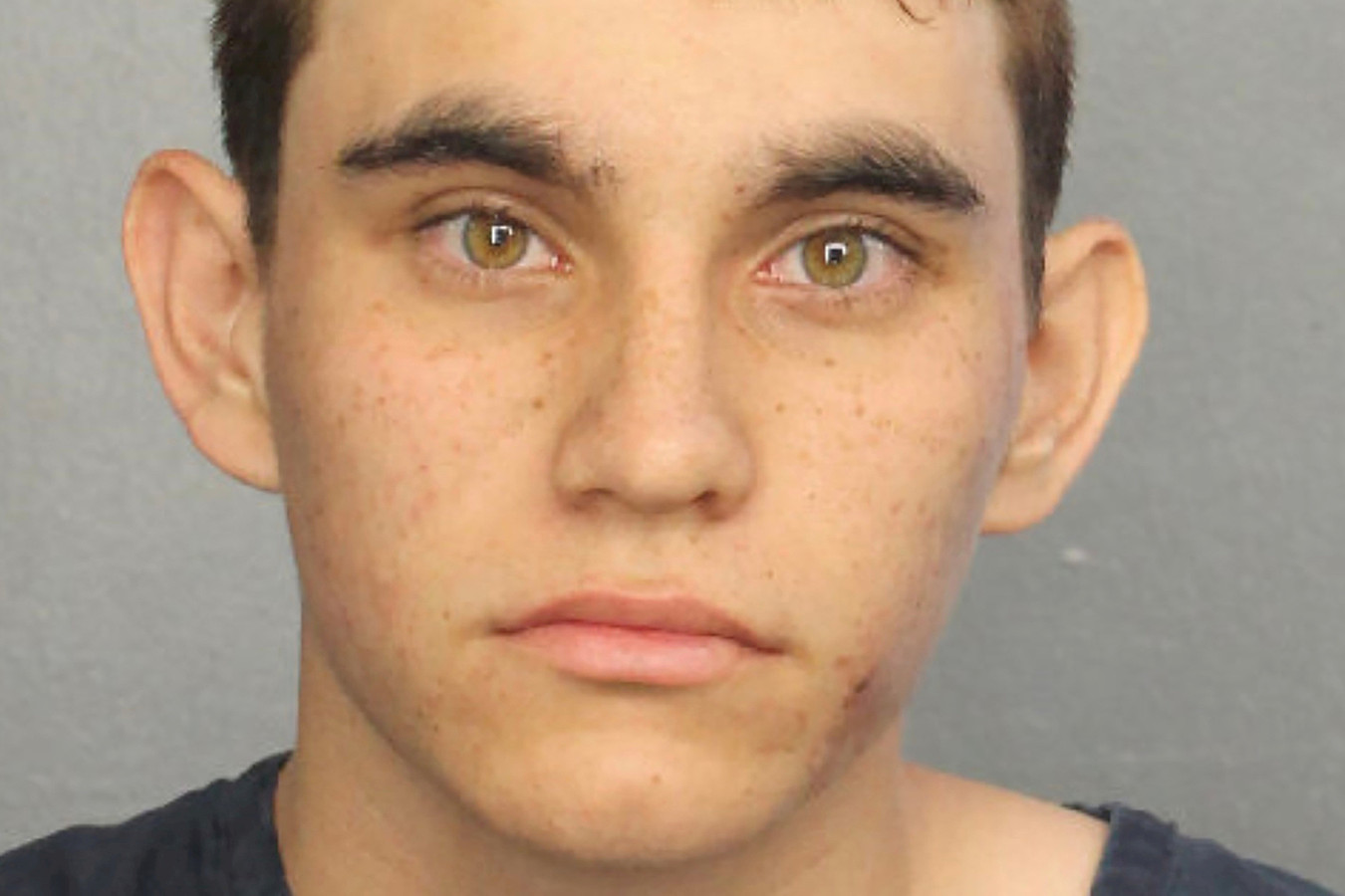 groupies-overstelpen-massamoordenaar-nikolas-cruz-in-de-gevangenis