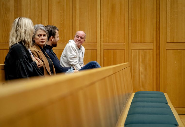 De ouders van Nicky Verstappen samen met Royce de Vries (M) in de rechtbank van Den Bosch tijdens het hoger beroep van Jos B.  Beeld ANP