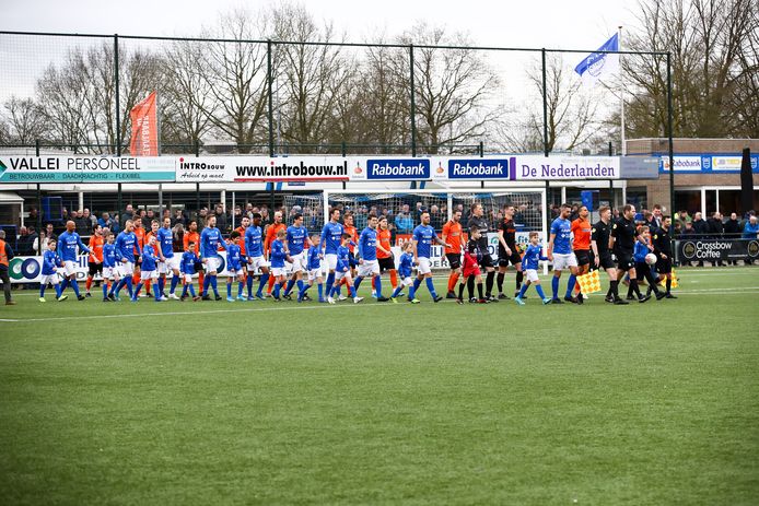 Oopkomst van de spelers van GVVV en Katwijk.