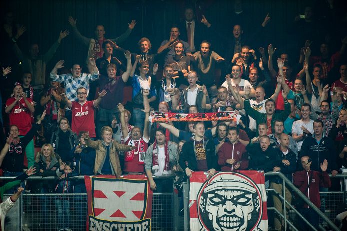 Vrijdag 9 maart is het uitvak in Almelo gevuld door 500 FC Twente-supporters.