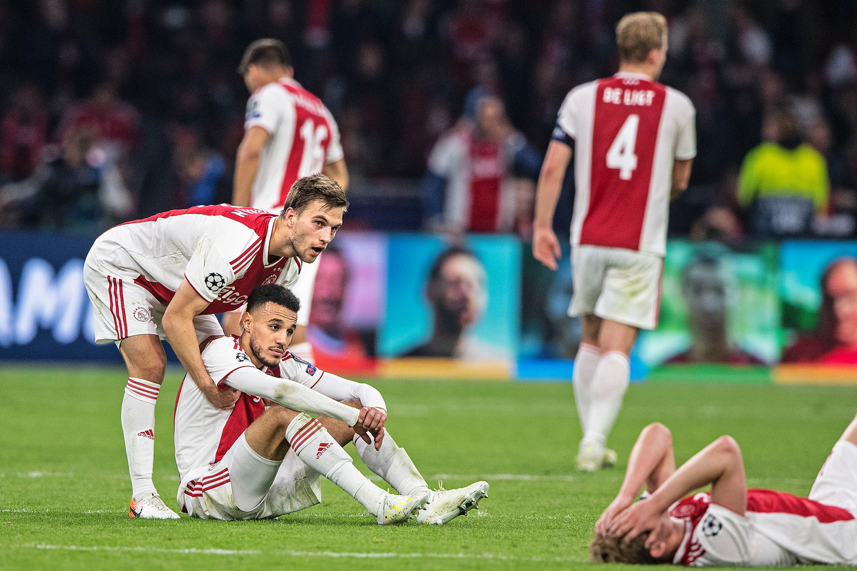 Verslagen Ajax-spelers na de wedstrijd tegen Tottenham Hotspur.  Beeld Guus Dubbelman / de Volkskrant
