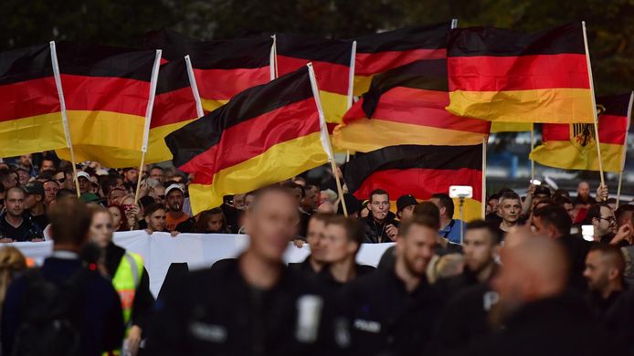 Betogers protesteren met de nationale vlag van Duitsland tijdens een actie georganiseerd door rechtse partijen en organisaties.
