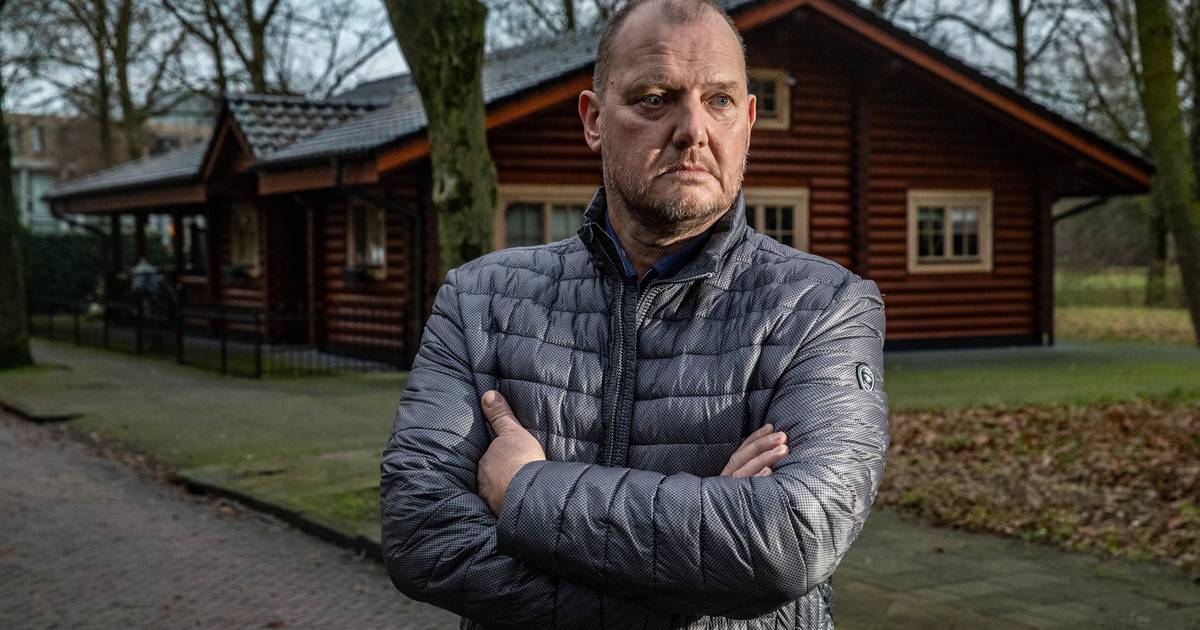 Het huis dat Henk bouwde van boomstammen in Deventer is te hoog, maar afbreken vindt rechter ‘onrede