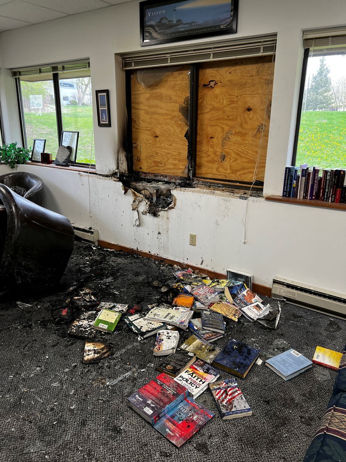 Verbrande en beschadigde boeken in het kantoor van de organisatie.