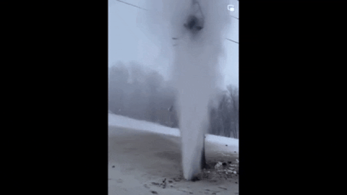 Une canalisation d’eau a explosé en Caroline du nord, puis a projeté de l’eau dans les airs comme un geyser.