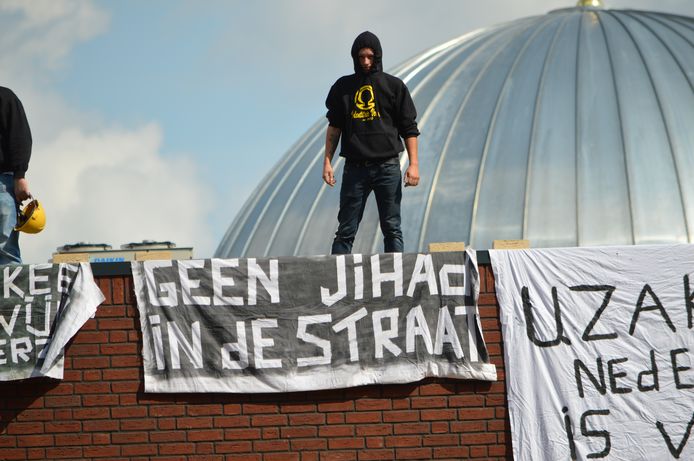 Actievoerders van Identitair Verzet tijdens een demonstratie tegen een moskee