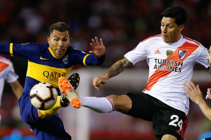 Carlos Tevez (links) namens Boca Juniors en Enzo Perez van River Plate tijdens het eerste duel van de halve finale van de Copa Libertadores in oktober 2019. De bekerontmoeting tussen de twee rivalen van zondag is onzeker geworden na een grote corona-uitbraak bij River.