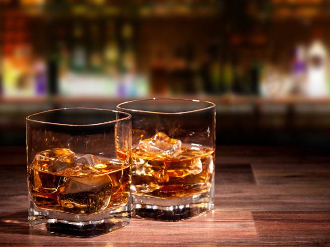 Chef-kok die voortuin inrijdt, naar huis vlucht en daar 3 whisky’s drinkt, krijgt milde straf: “Geen alcoholprobleem”