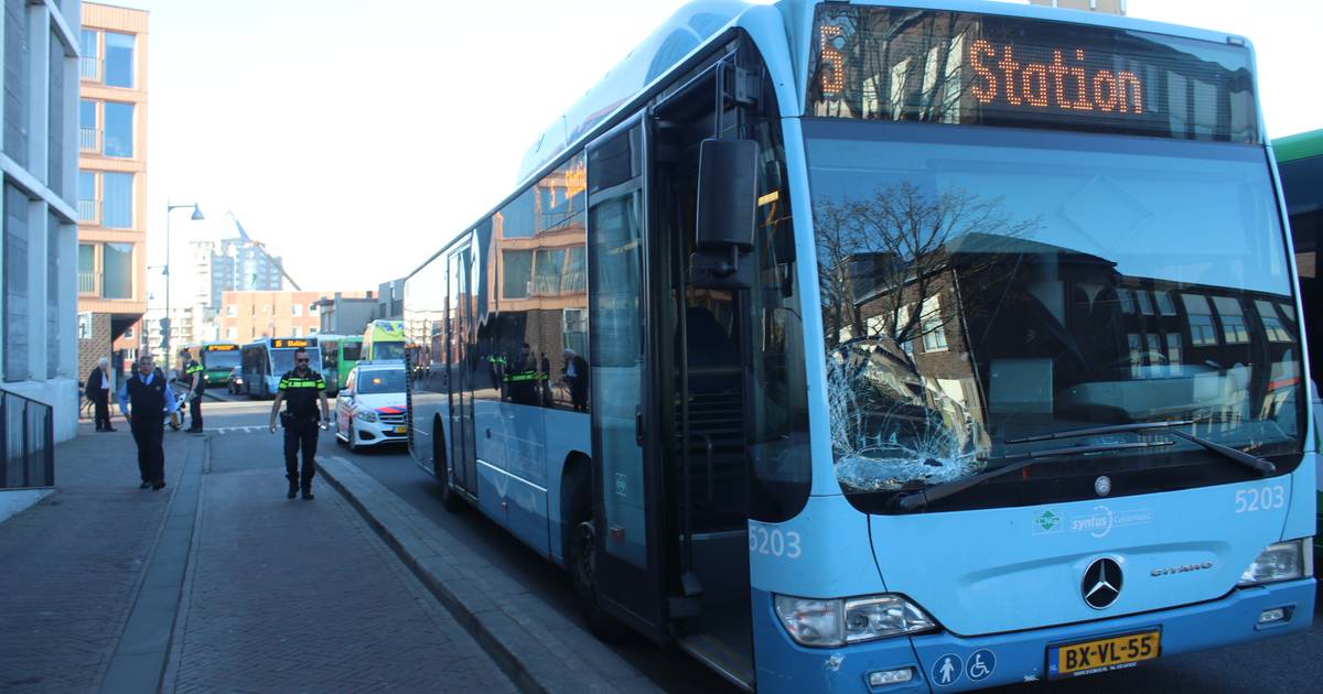 Scooterrijder gewond door botsing met bus in Apeldoorn.