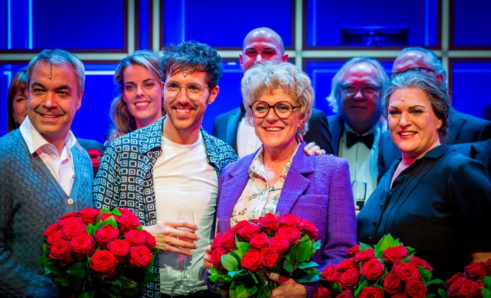 Simone Kleinsma en William Spaaij met de cast bij de première van Was Getekend, Annie M.G. Schmidt in het DeLaMar Theater.