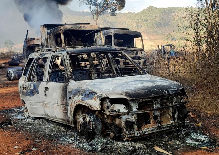 Een verbrande auto na de aanval van het leger. Uit beelden op sociale media blijkt dat in diverse auto's lichamen zijn gevonden van verbrande slachtoffers. Beeld AP