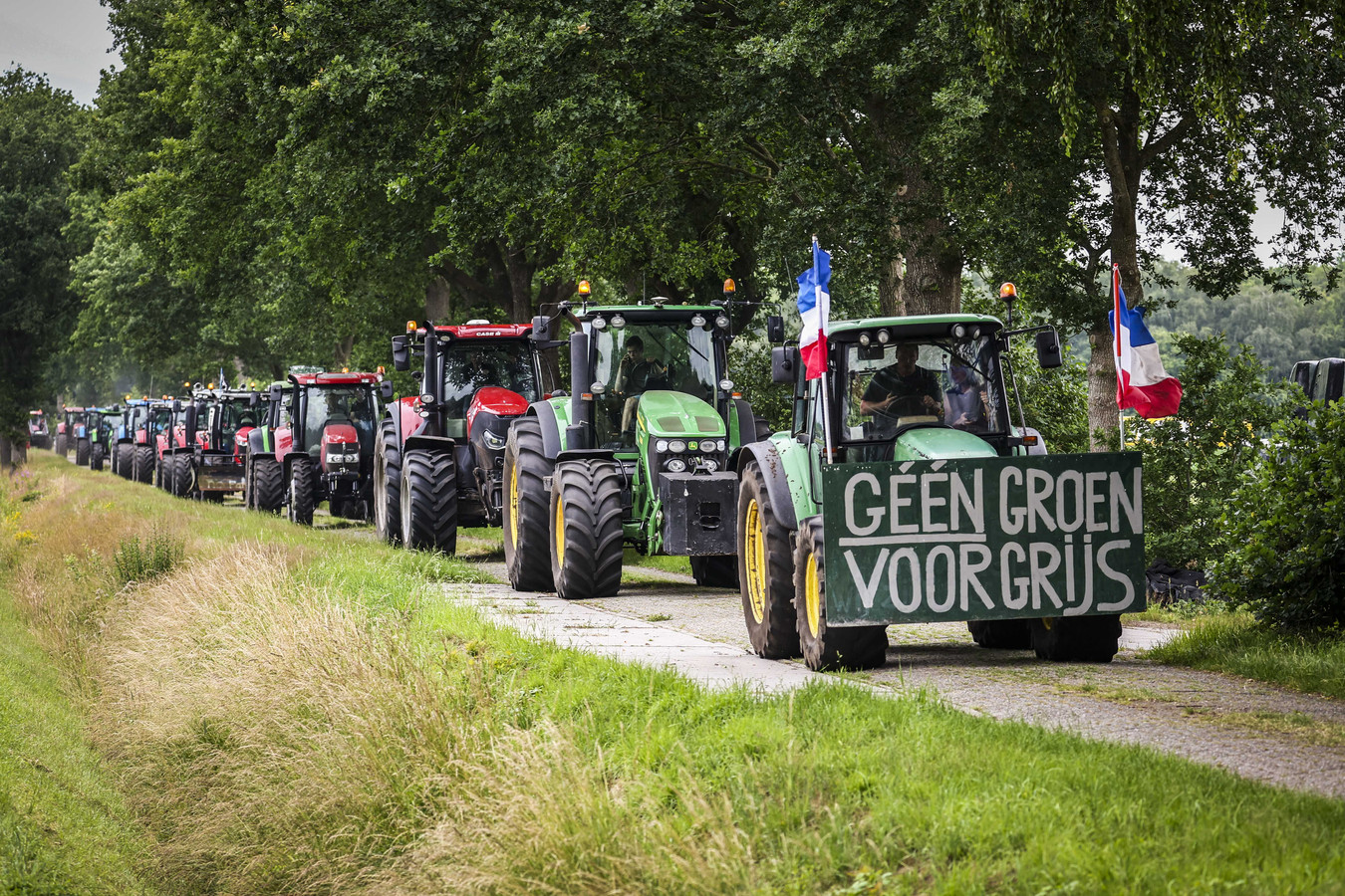 Boeren zijn via een zandweg de snelweg afgeleid na protesten op de A28 tussen Hoogeveen en Assen, een dag voordat de Tweede Kamer zal stemmen over moties die zijn ingediend tijdens het debat over de stikstofplannen. In sommige gebieden in Nederland moet de uitstoot van stikstof met 70 tot 80 procent worden verminderd.