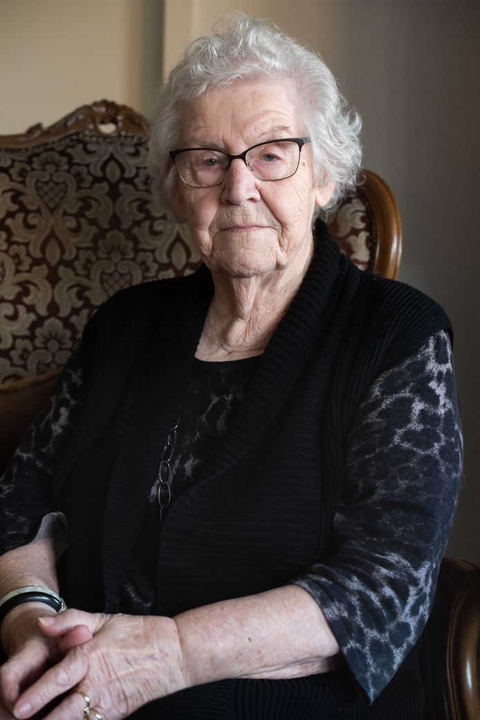 Joke Hesselberth-Emmen (1928-2020) verloor in de nacht van 10 op 11 januari 1945 in Dongen door een granaatinslag vier broers en één zus.