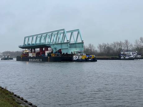 Eerste brug Nieuwe Sluis aangekomen in Terneuzen