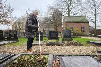 Corry (73) tovert zerken onder het zand vandaan op ‘vergeten’ kerkhof: ‘Met die ledlampjes liggen ze